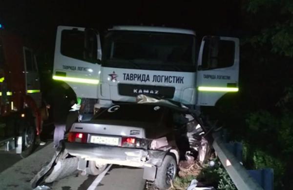 В лобовом ДТП с КамАЗом под Симферополем погибли три человека